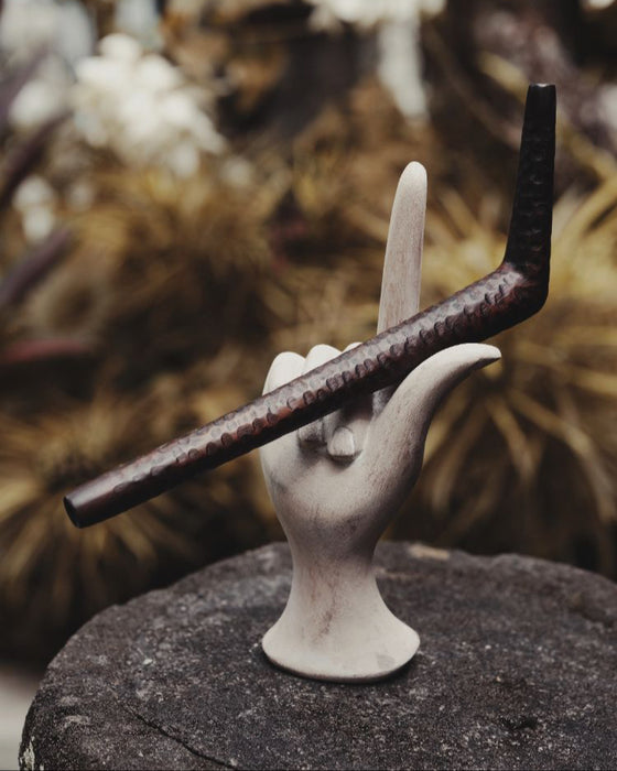 This handcrafted rose wood Tepi Kuripe from Bali is a portable tool for Hape, designed for shamanic practices and spiritual meditation.
