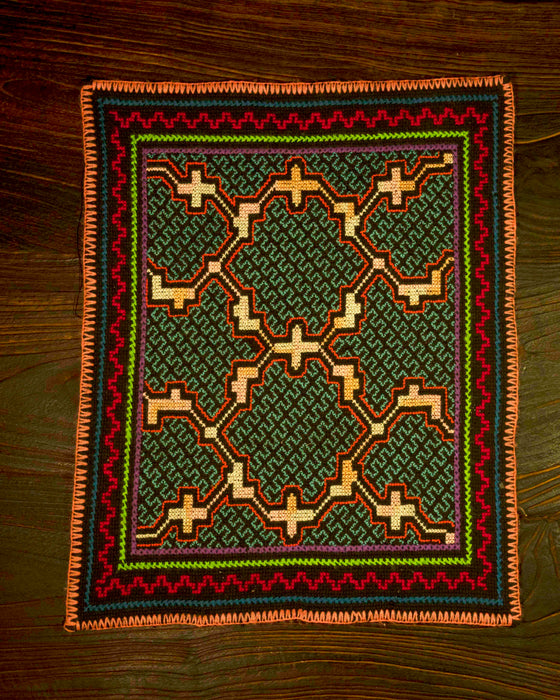 Hand-Embroidered Shipibo Altar Mat 40 cm