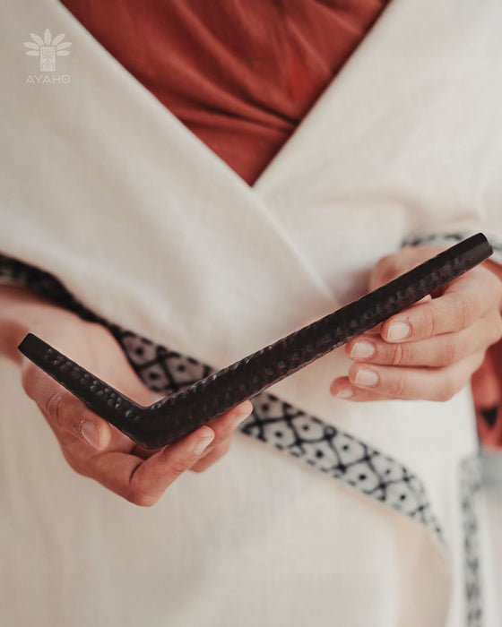This handcrafted rose wood Tepi Kuripe from Bali is a portable tool for Hape, designed for shamanic practices and spiritual meditation.