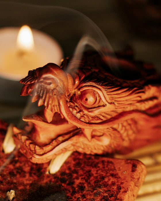 Beautifully crafted smoking pipe with a dragon motif, ideal for a refined smoking experience.