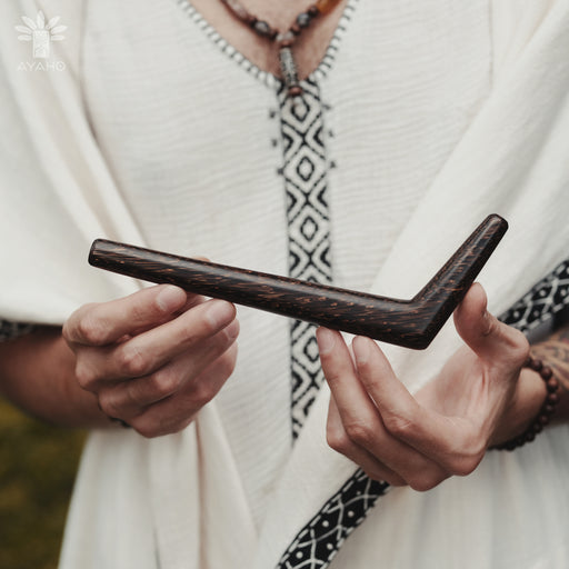 Handcrafted detail in the Classic Tepí from palm wood, emphasizing artisanal quality.