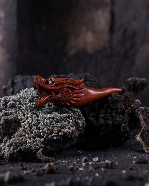 Ideal gift for smokers, this dragon smoking pipe combines beauty and functionality.