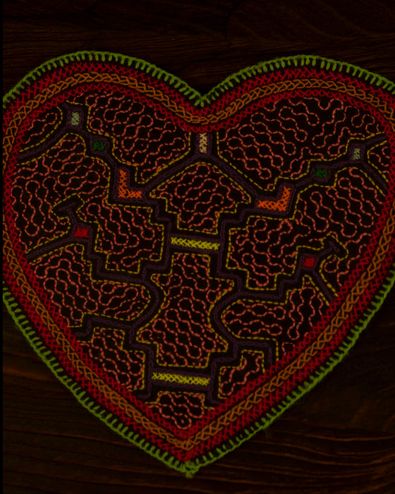 Hand-Embroidered Shipibo Love Altar Mat 19,5 cm