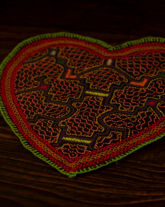 Hand-Embroidered Shipibo Love Altar Mat 19,5 cm