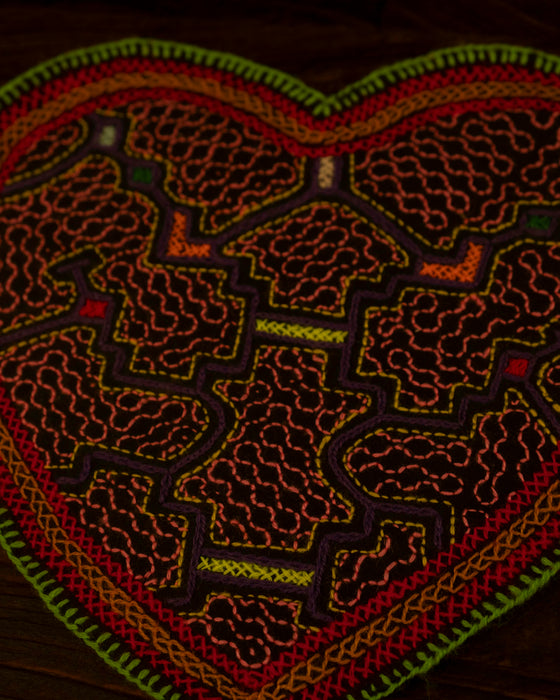 Hand-Embroidered Shipibo Love Altar Mat 19,5 cm