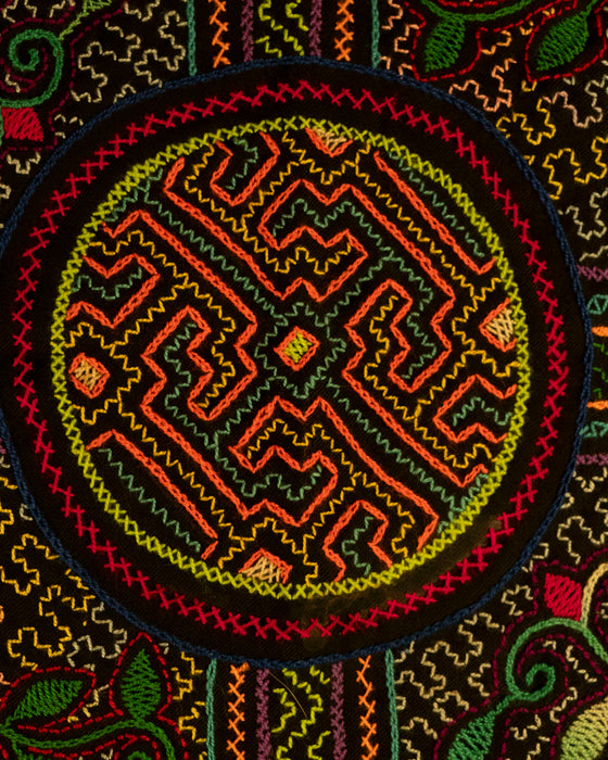 Hand-Embroidered Shipibo Altar Mat 37 cm
