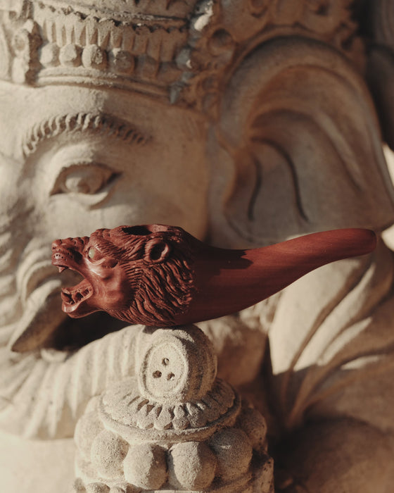 Stylish smoking pipe with a lion motif, ideal for a refined smoking experience and showcasing your personality.