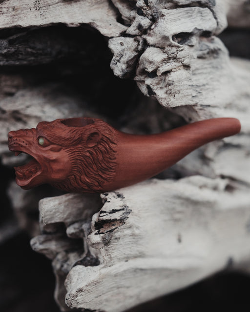 Exquisite smoking pipe featuring a lion design, perfect for collectors and enthusiasts seeking uniqueness.