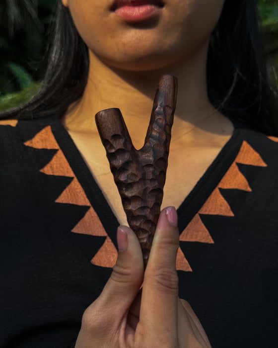 Channel ancient traditions with this Rosewood Kuripe, a shamanic tool and necklace applicator for personal Rapéh use, a unique gift of herbal wisdom.