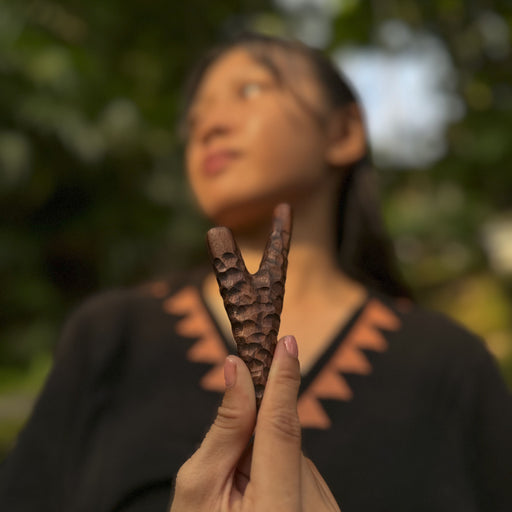  Channel ancient traditions with this Rosewood Kuripe, a shamanic tool and necklace applicator for personal Rapéh use, a unique gift of herbal wisdom.