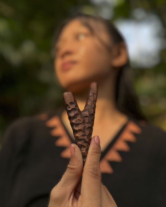  Channel ancient traditions with this Rosewood Kuripe, a shamanic tool and necklace applicator for personal Rapéh use, a unique gift of herbal wisdom.