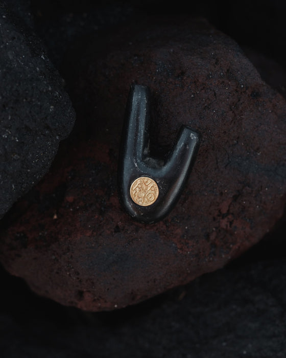 Unique texture of Kuripe made from volcanic stone, highlighting its natural origin.