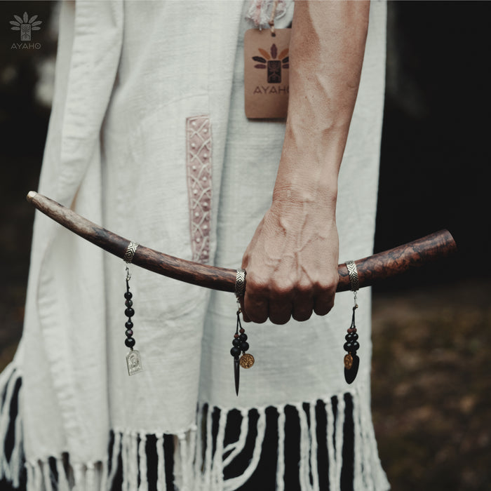 Mango Wood Tepi, with Silver Cups, supports healing practices, making it an essential tool for herbal medicine practitioners.