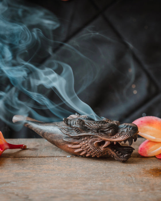 Exquisite smoking pipe featuring a lion design, perfect for collectors and enthusiasts seeking uniqueness.