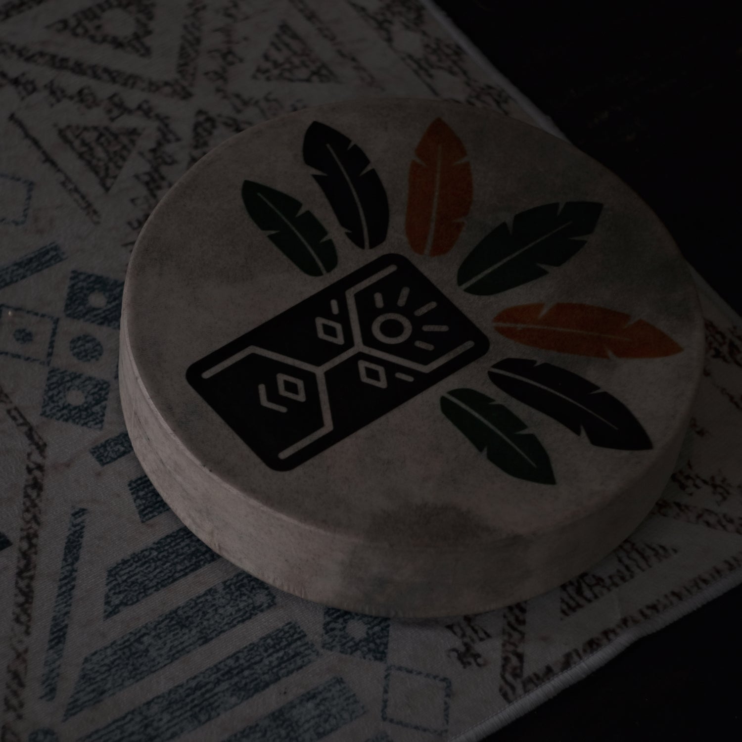 Ideal for rituals, this shaman tambourine with 30 cm printing creates enchanting sounds that elevate your experience.