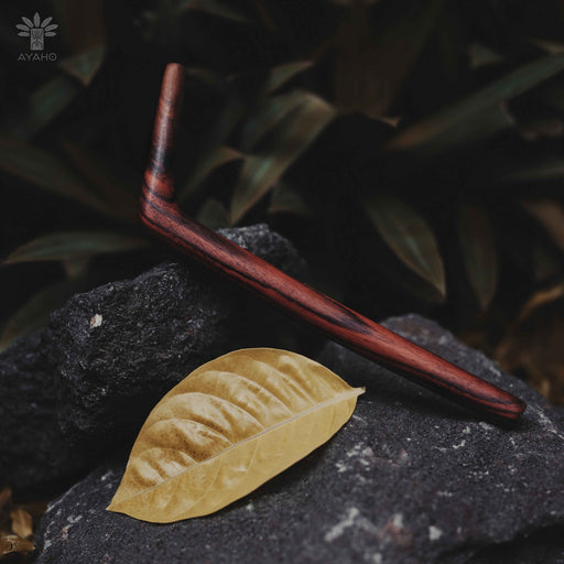 This handcrafted coconut tree Tepi from Peru is a portable tool for Hapé, designed for shamanic practices and spiritual meditation. A unique gift that offers protection and healing, it&#39;s a ceremonial staple for those seeking spiritual gift