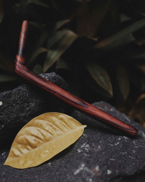 This handcrafted coconut tree Tepi from Peru is a portable tool for Hapé, designed for shamanic practices and spiritual meditation. A unique gift that offers protection and healing, it&#39;s a ceremonial staple for those seeking spiritual gift