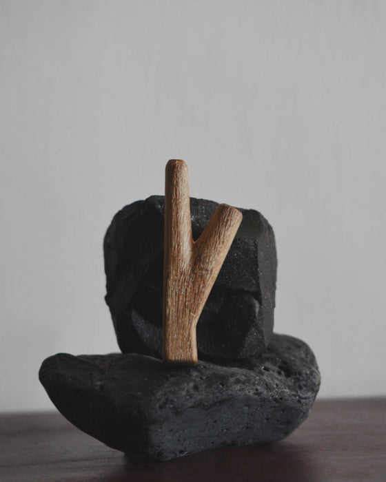 Teakwood kuripe displayed with sacred objects, symbolizing its role in spiritual ceremonies