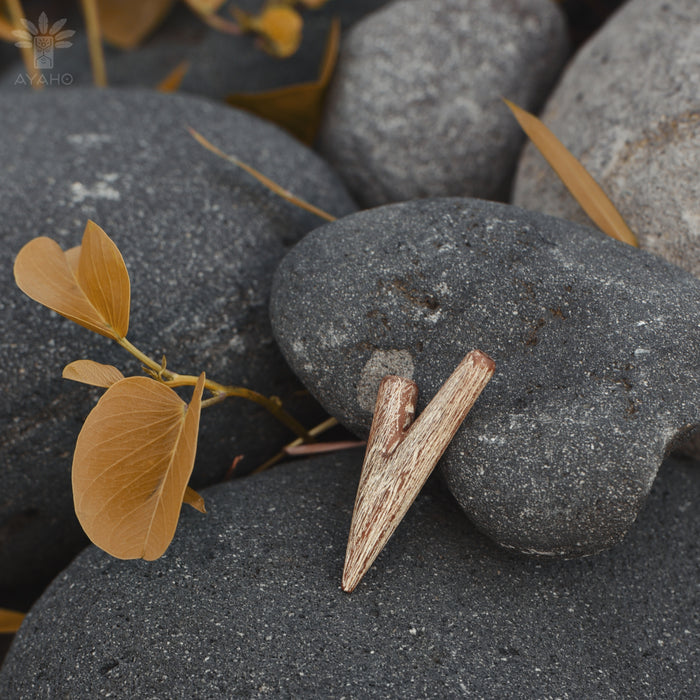 Detail of the handmade teakwood kuripe, showcasing the unique wood grain and rustic finish.